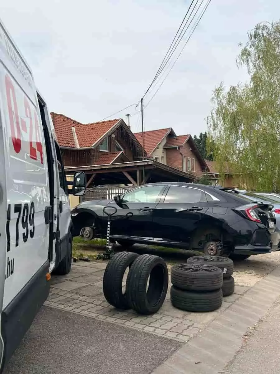 Mobil autógumi szerelés helyszínen Budapesten fekete Honda Civicen Mobil autógumi szerelés helyszínen Budapesten fekete Honda Civicen