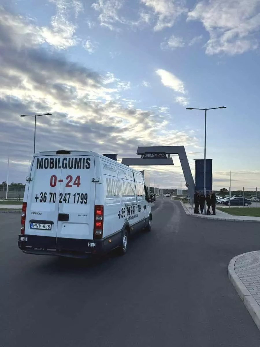 Mobil gumiszerviz furgon kiszállás közben Budapesten és Pest megyében Mobil gumiszerviz furgon kiszállás közben Budapesten és Pest megyében